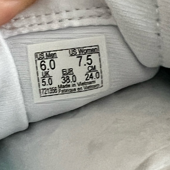 New vans Women’s - Picture 4 of 4